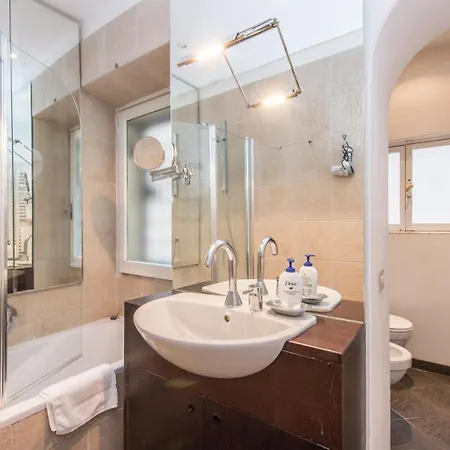 Spacious 2br In The Historic Center Róma