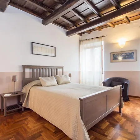 Spacious 2br In The Historic Center Apartman Róma